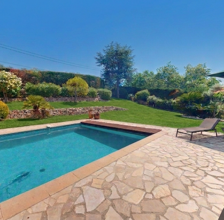 Propriété de caractère avec piscine et vue sur le Château