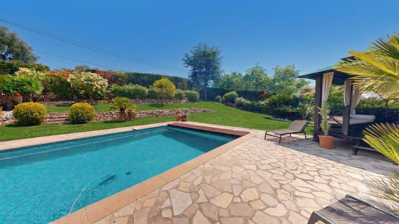 Propriété de caractère avec piscine et vue sur le Château